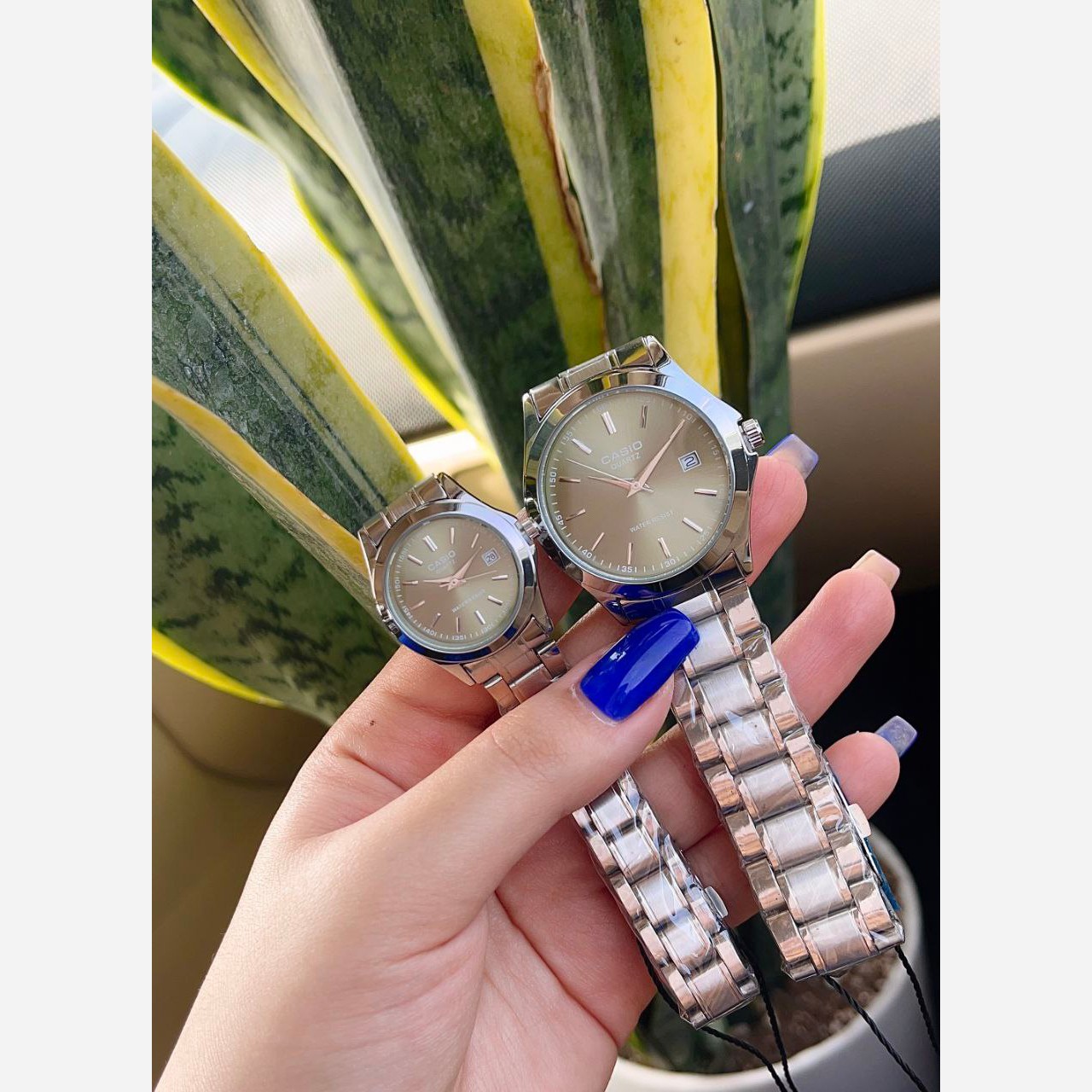 ساعت مچی زنانه مردانه کاسیو casio بند نقره ای صفحه طوسی دارای روز شمار شیک وخاص