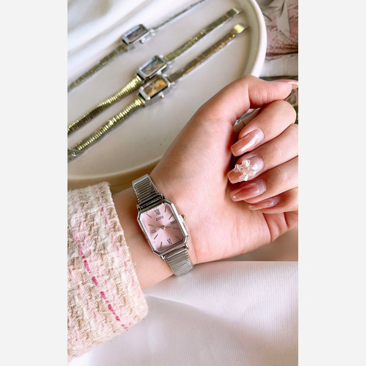 ساعت مچی زنانه بنداستیل نقره ای قفل ریلی طرح یونانی زنونه ایکس وی xsvoصفحه نمایش مسطتیلی سبز روشن