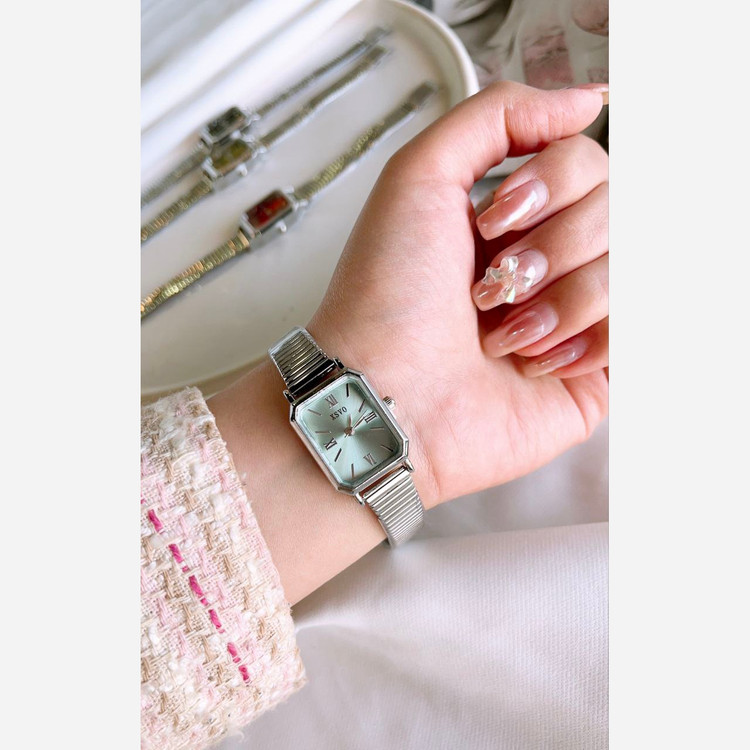 ساعت مچی زنانه بند استیل نقره ای قفل ریلی طرح یونانی زنونه ایکس وی xsvo صفحه نمایش مسطتیلی قرمز