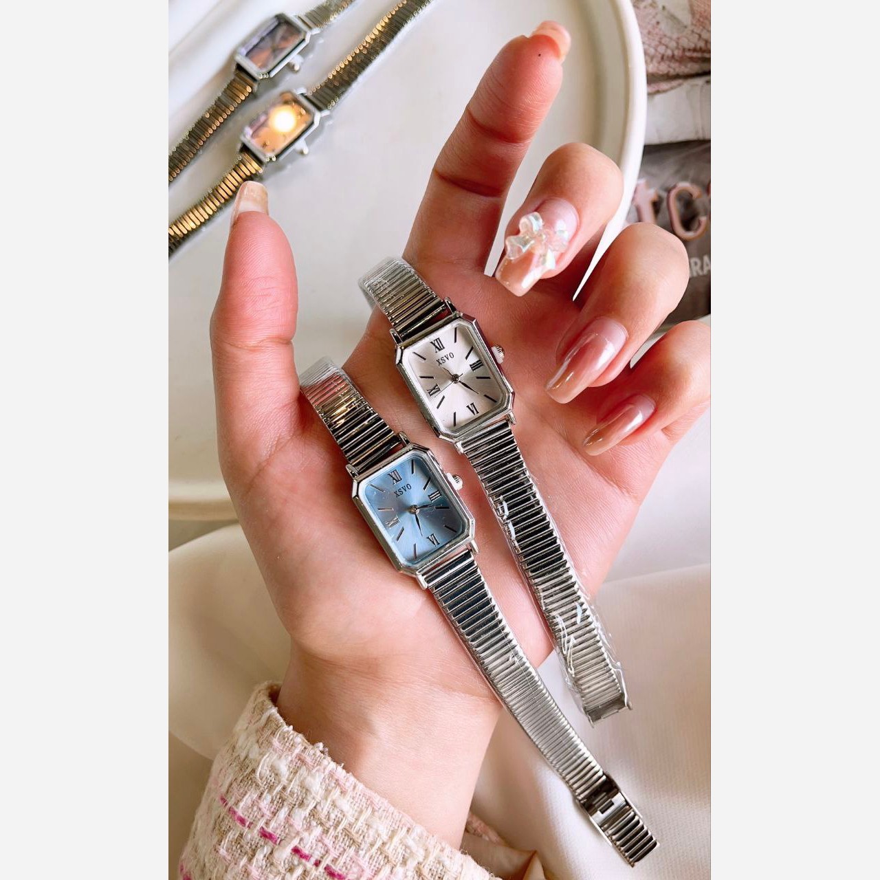 ساعت مچی زنانه بند استیل نقره ای قفل ریلی طرح یونانی زنونه ایکس ویxsvo صفحه نمایش مسطتیلی ابی-سفید